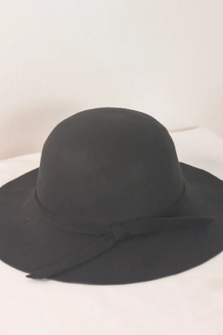 Fall Breeze Floppy Hat in Black