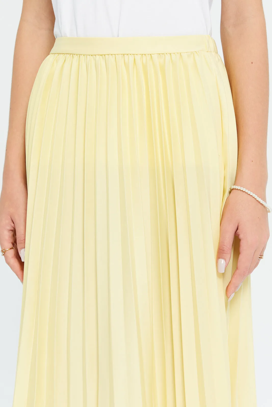 Senior Girls Yellow Pleated Skirts With Lace On Hem